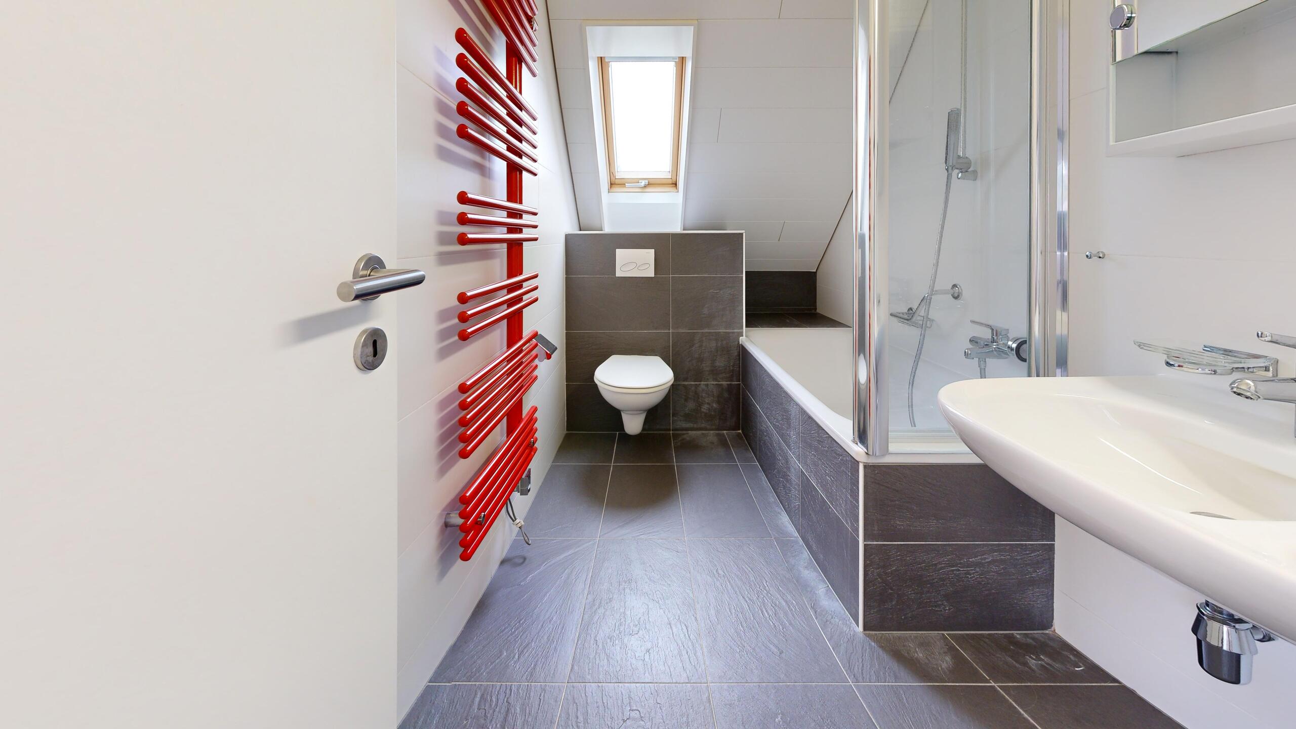 Modernes Badezimmer mit Dachfenster