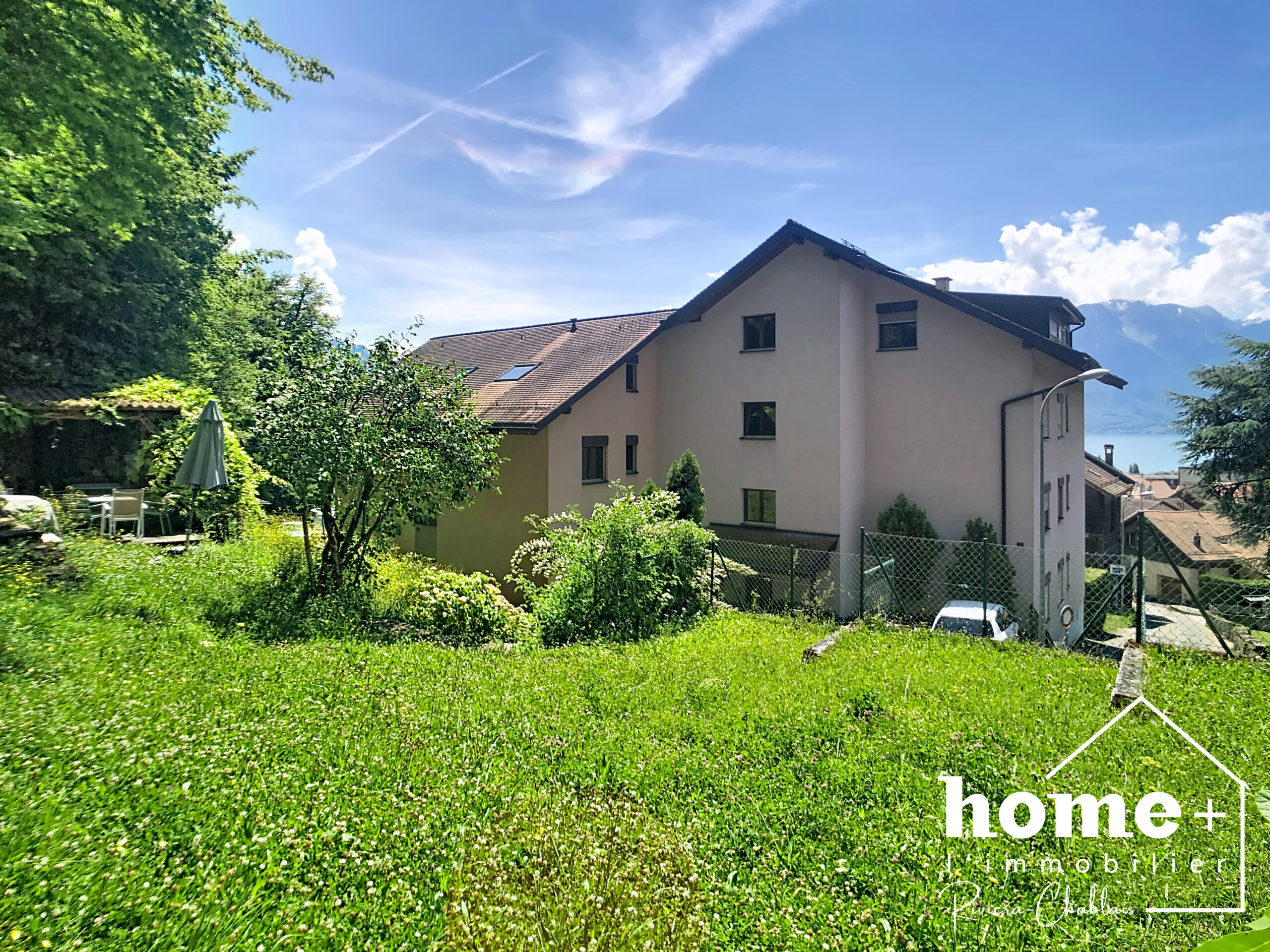 Haus mit Garten und Bergblick