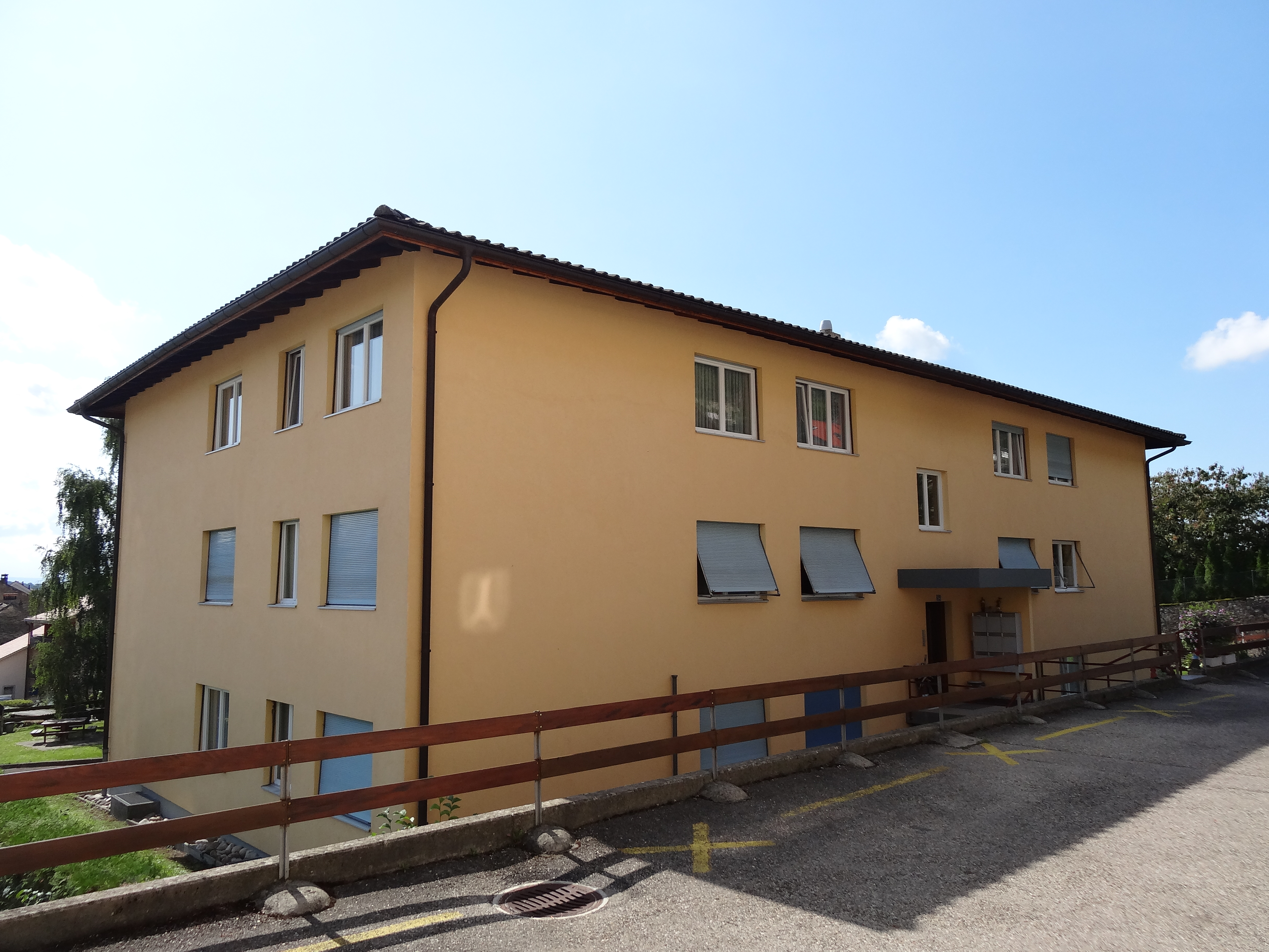 Wohnhaus mit Satteldach und verputzter Fassade