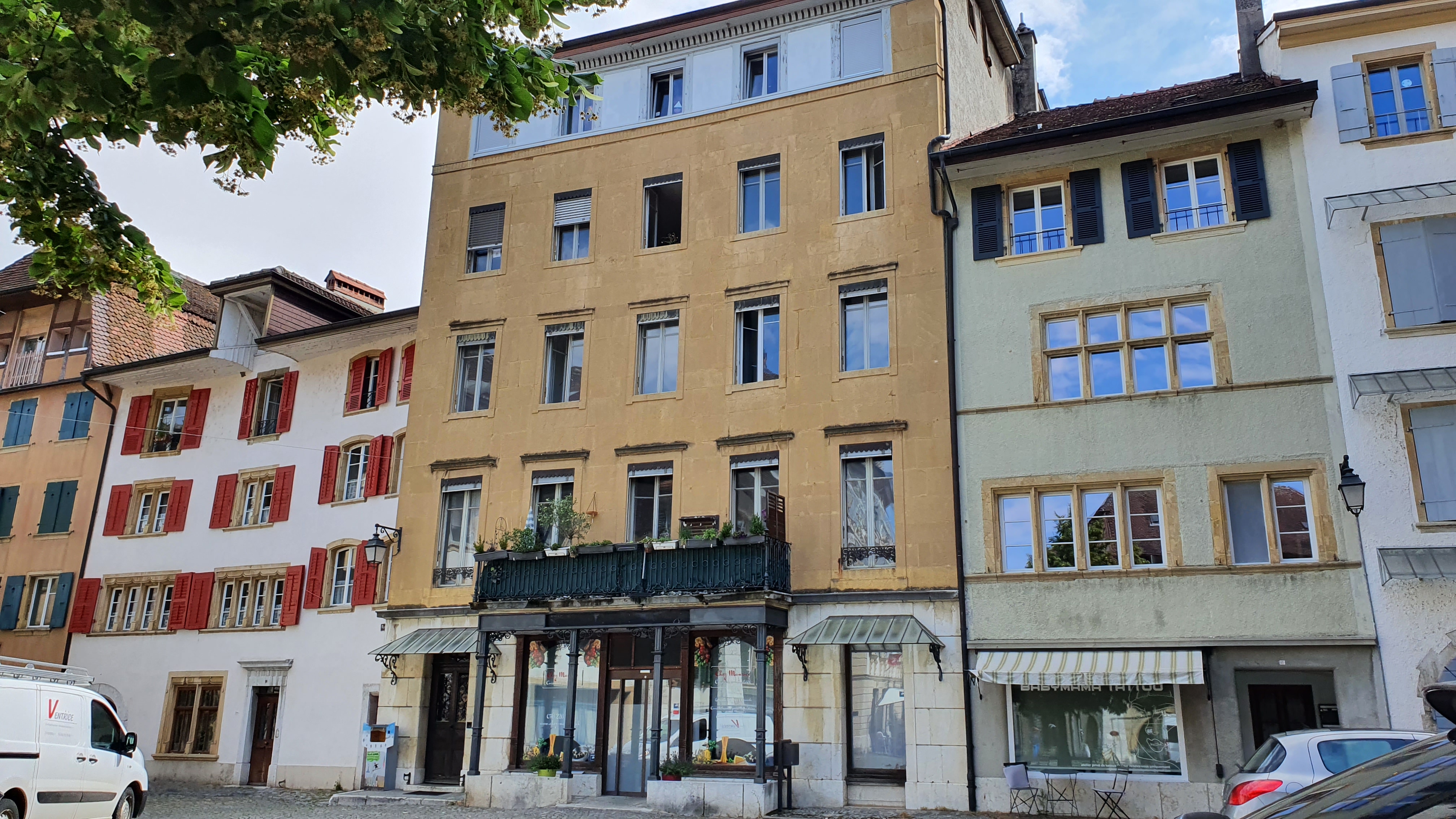Historische Häuserfassaden an einem Platz