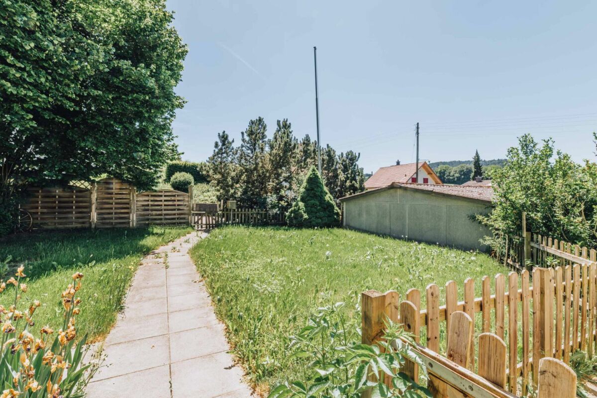 Garten mit Rasen und Zaun