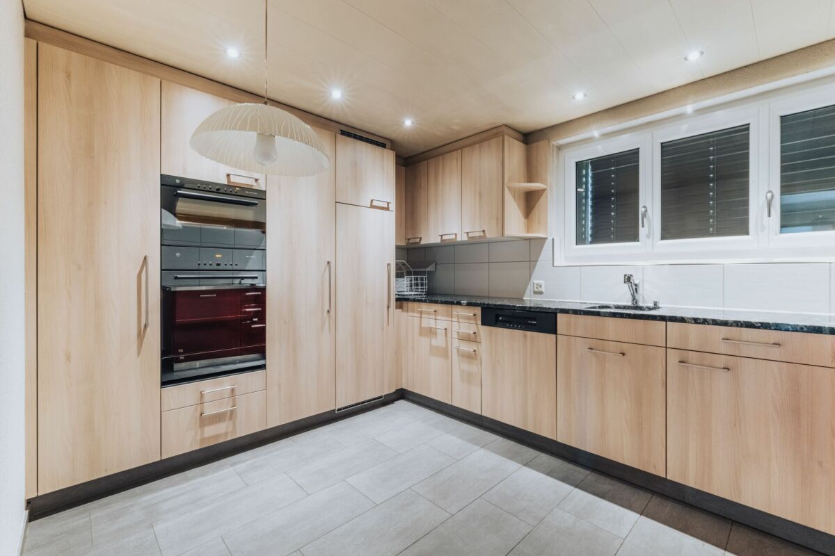 Moderne Küche mit Holzfronten
