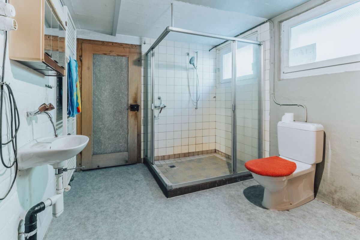 Badezimmer mit Dusche und WC
