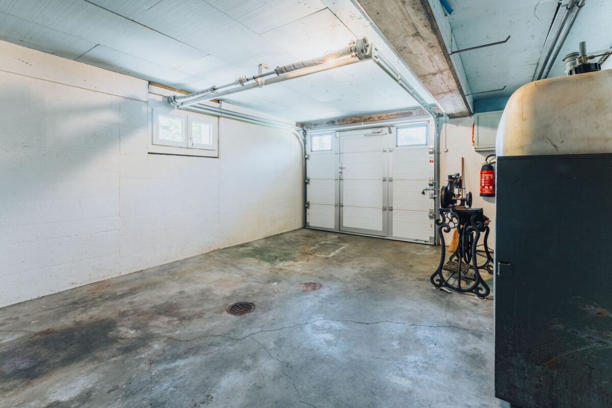 Garage mit Betonboden und Garagentor