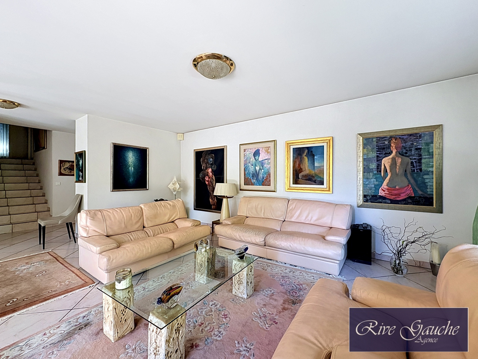 Wohnzimmer mit Kunst und zwei Ledersofas