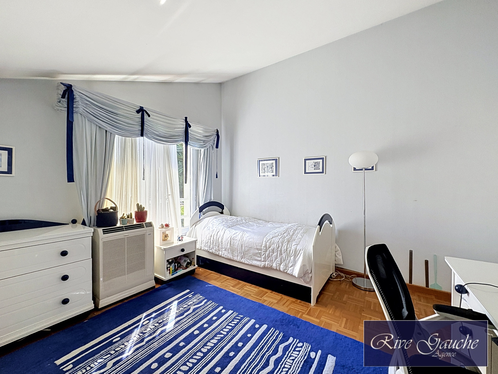 Helles Schlafzimmer mit klassischer Einrichtung