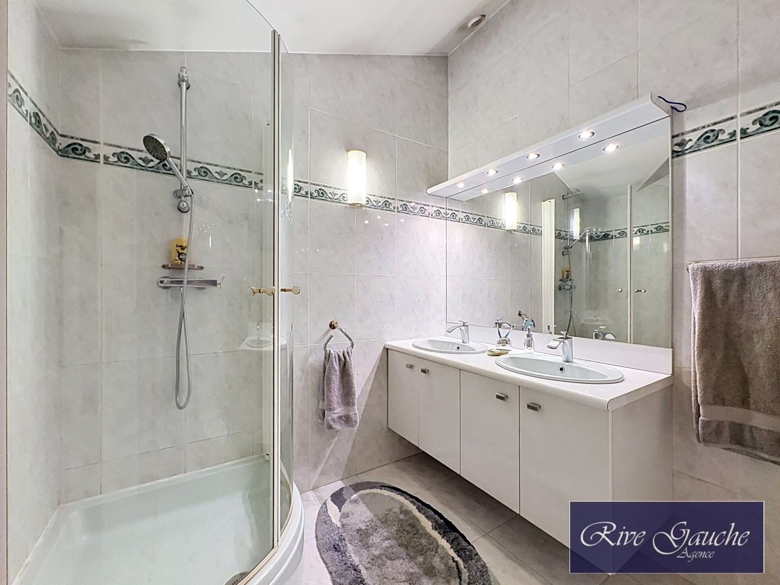 Modernes Badezimmer mit Dusche und Doppelwaschtisch