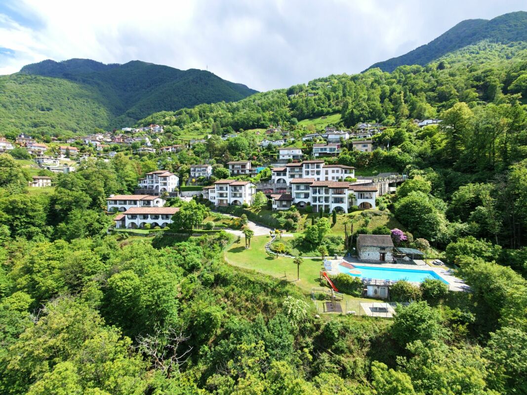 Berghang mit Wohnanlage und Pool