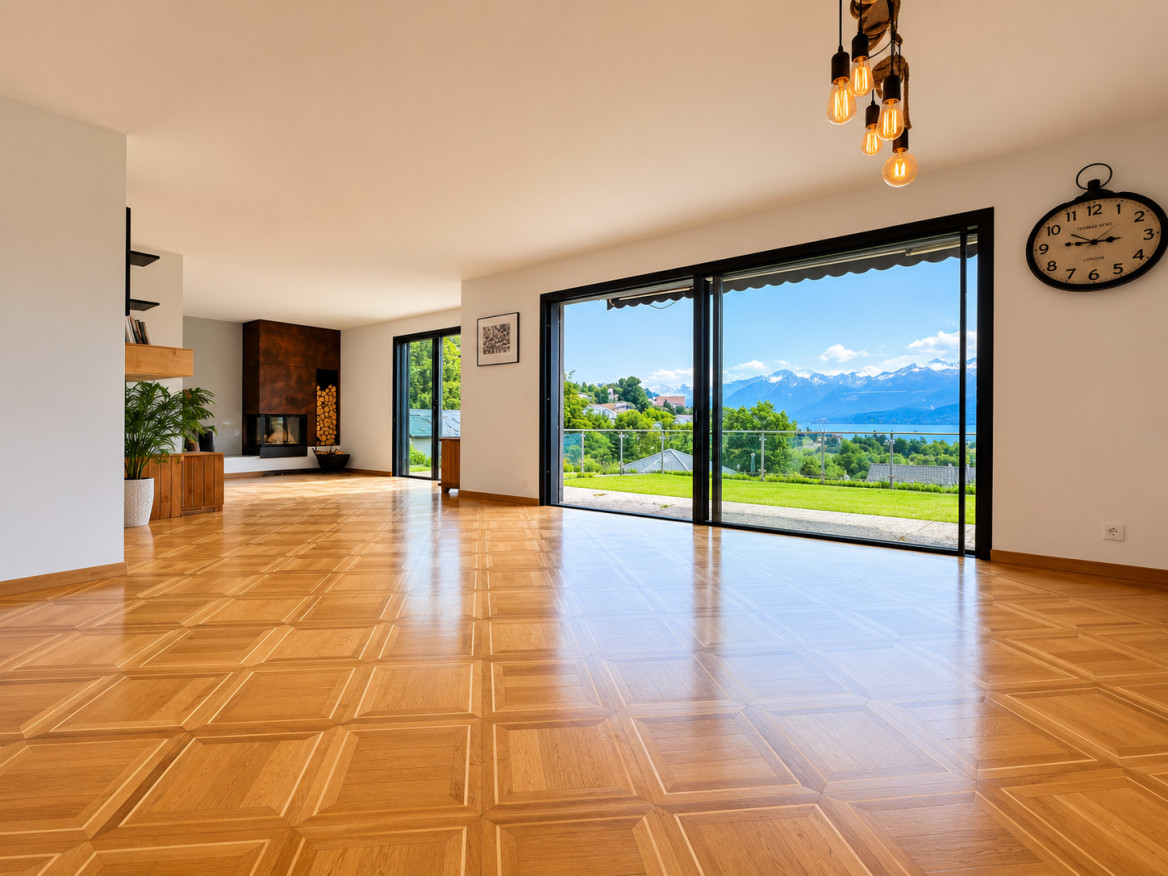 Großzügiger Wohnraum mit Seeblick