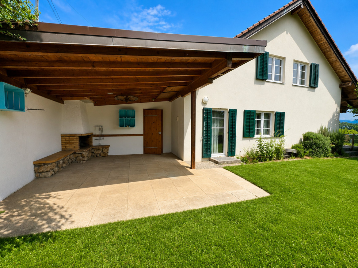 Überdachte Terrasse mit Hausfassade
