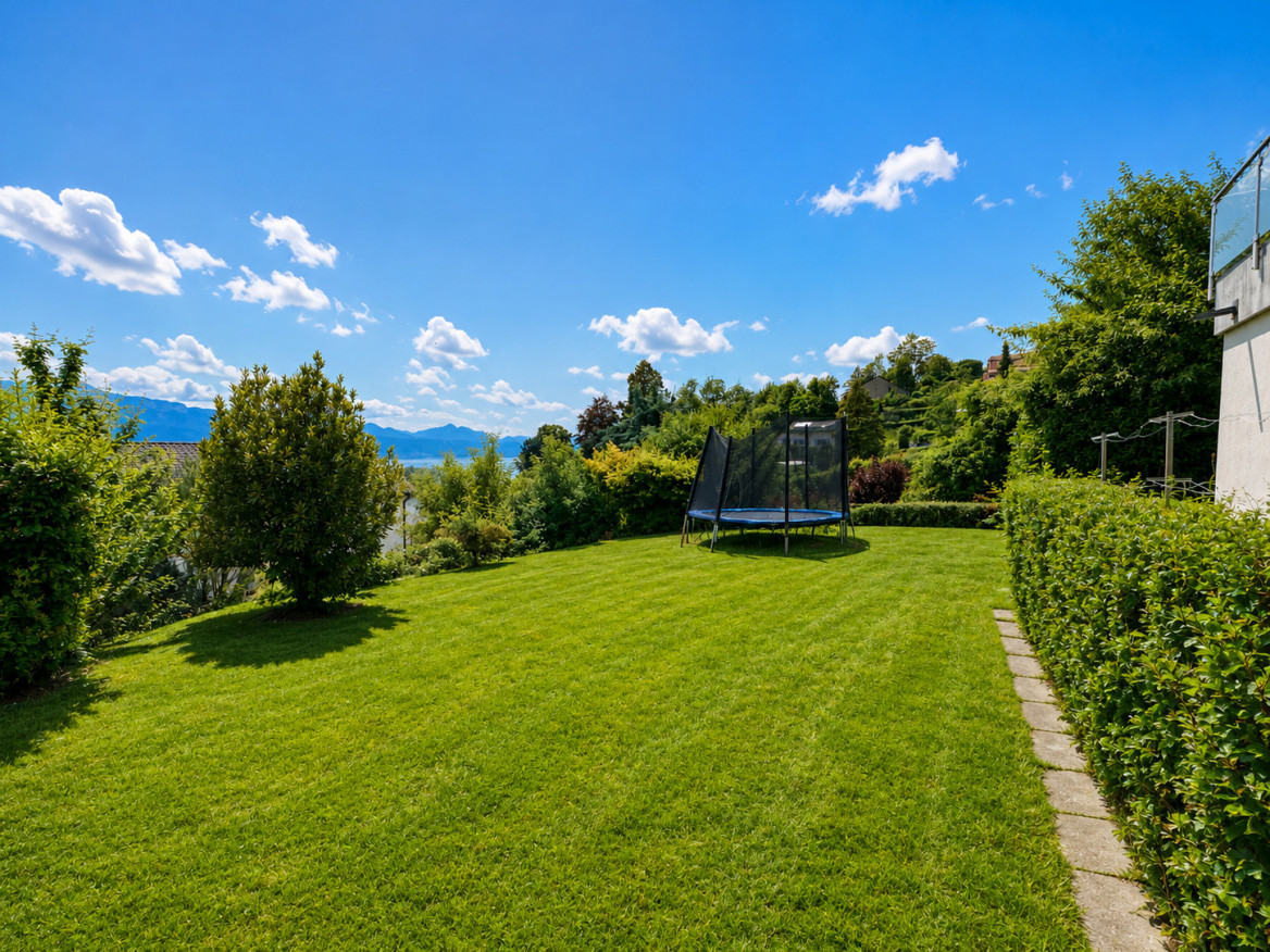 Großer Garten mit Rasen und Bergblick