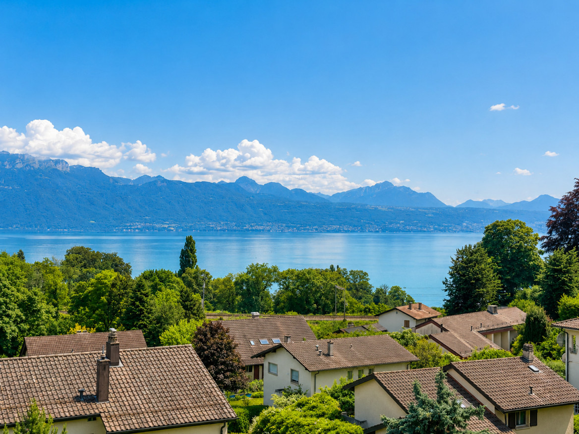 Seeblick über Wohnhäuser