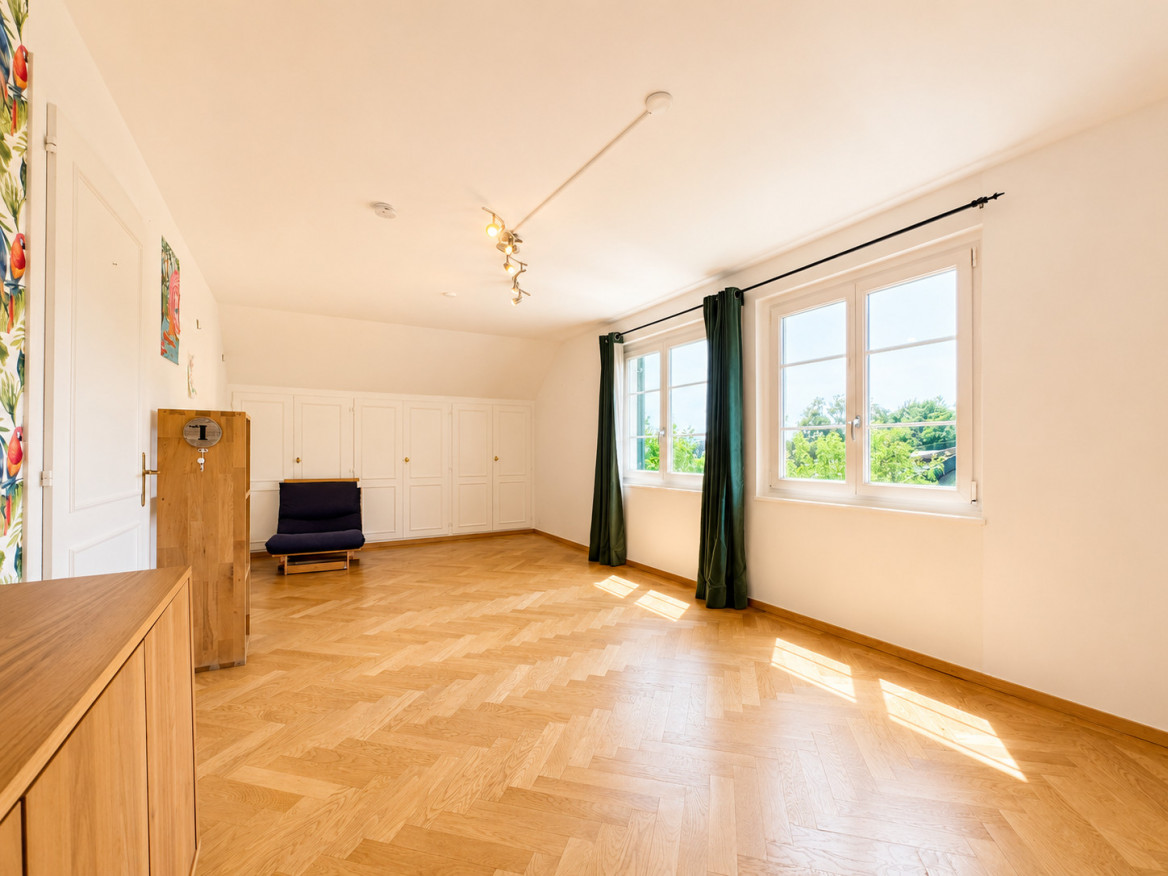 Helles Zimmer mit Parkett, Fenstern und Einbauschränken