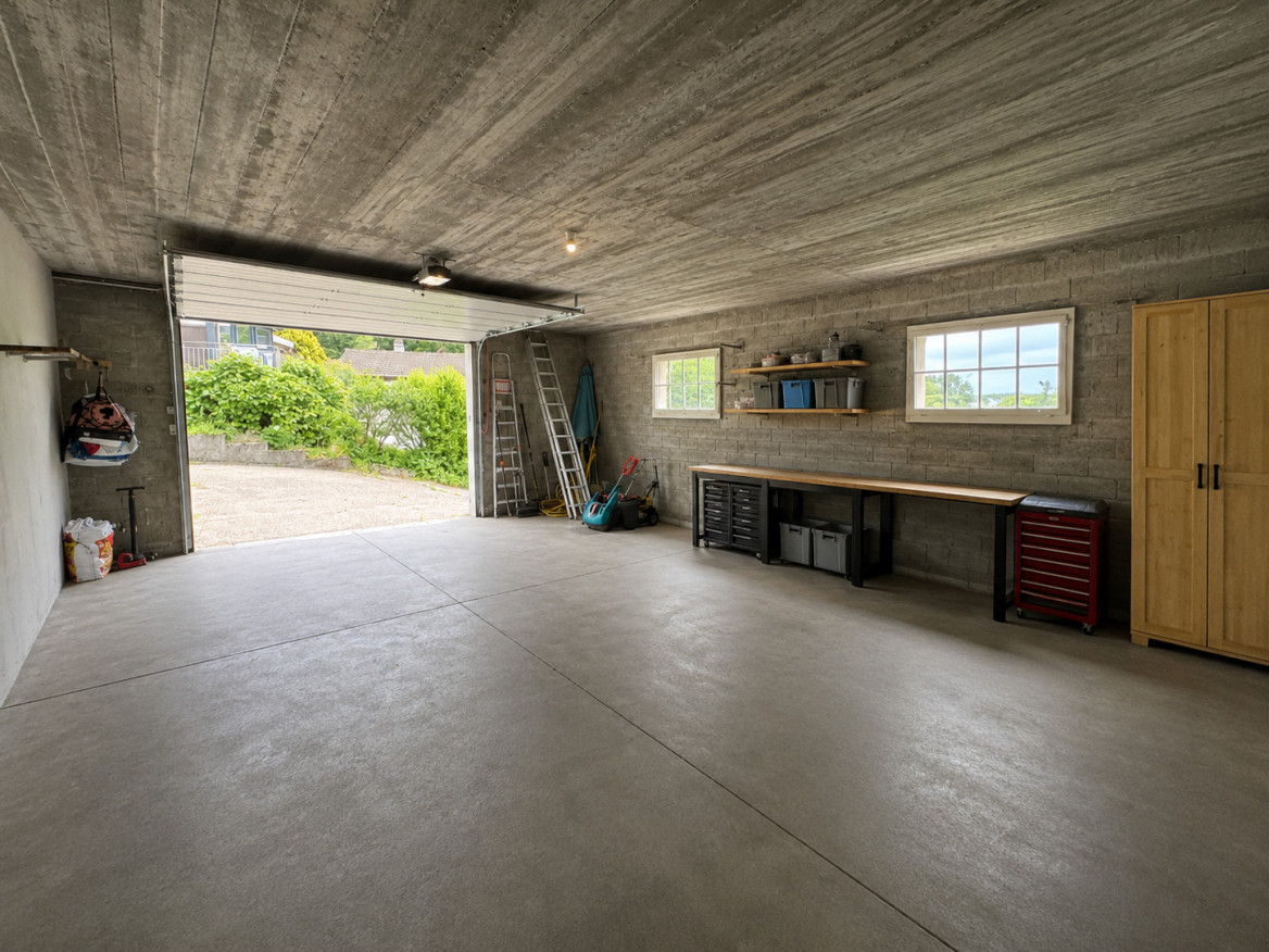 Helle Garage mit offener Toröffnung und Werkbank