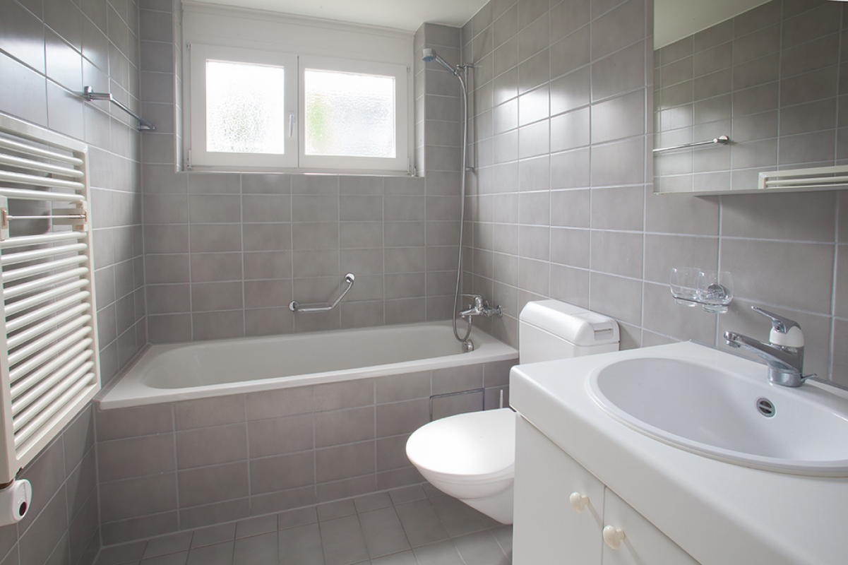 Badezimmer mit Badewanne, WC und Waschtisch