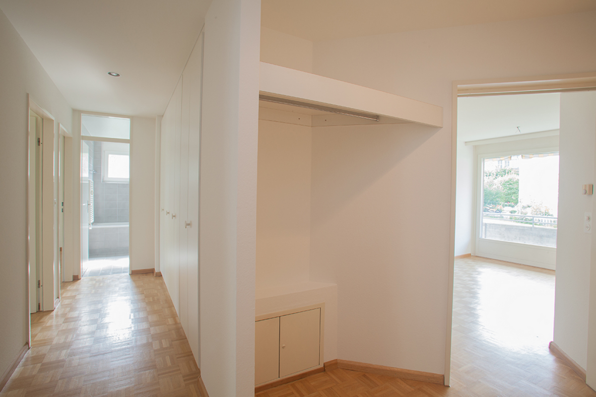 Heller Flur mit Einbauschränken und Blick in einen Wohnraum