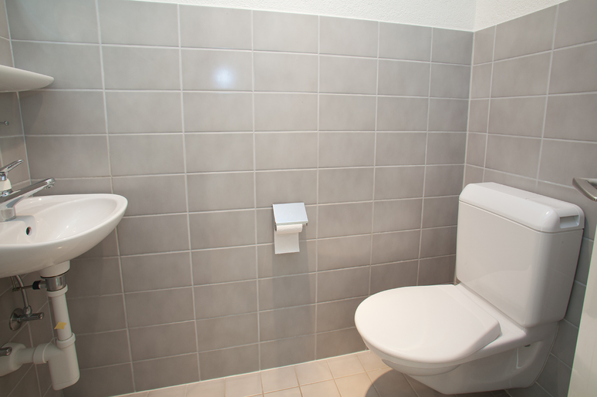 Gäste-WC mit Wandfliesen und wandhängendem WC