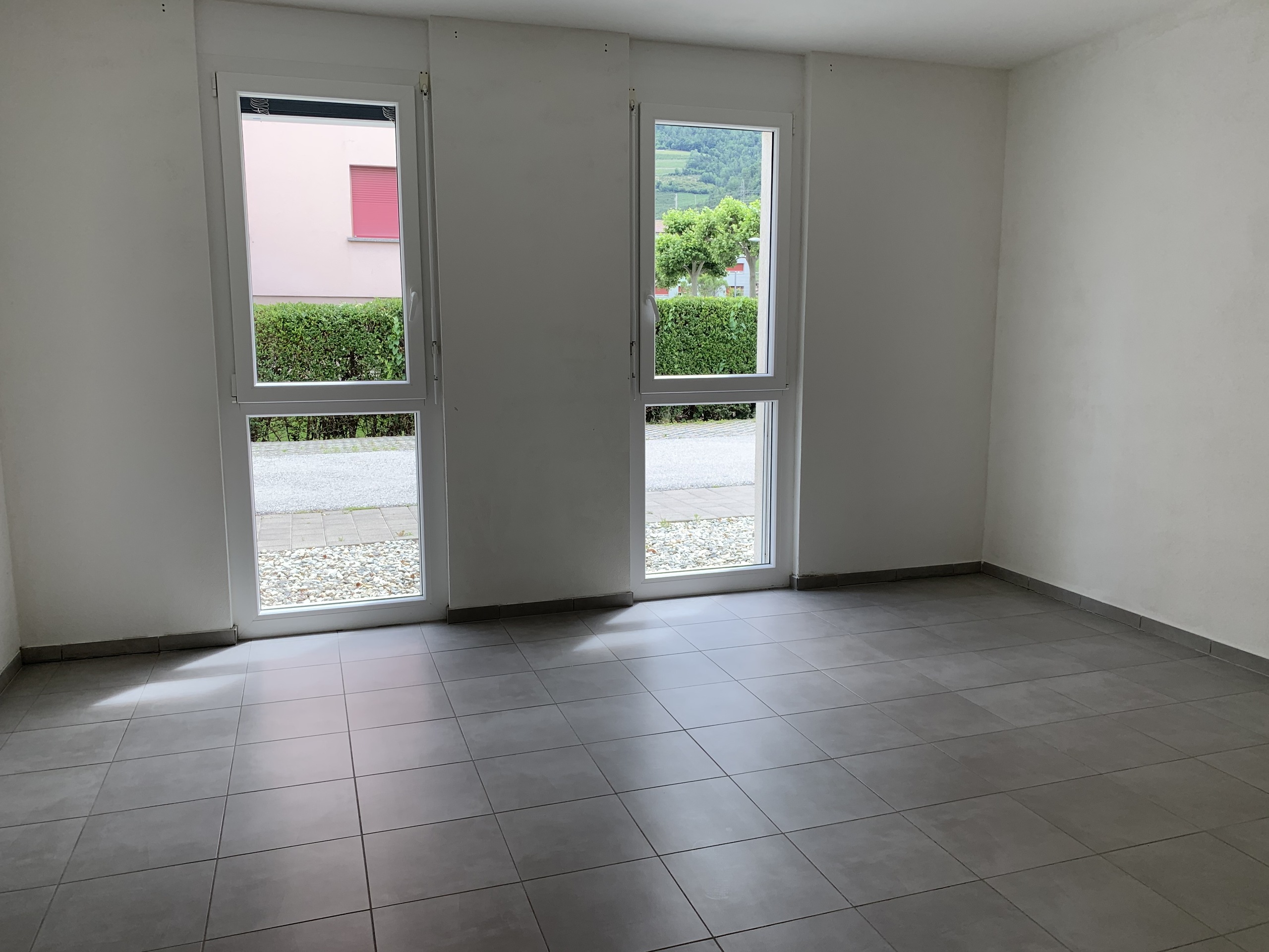 Leerer Raum mit bodentiefen Fenstern