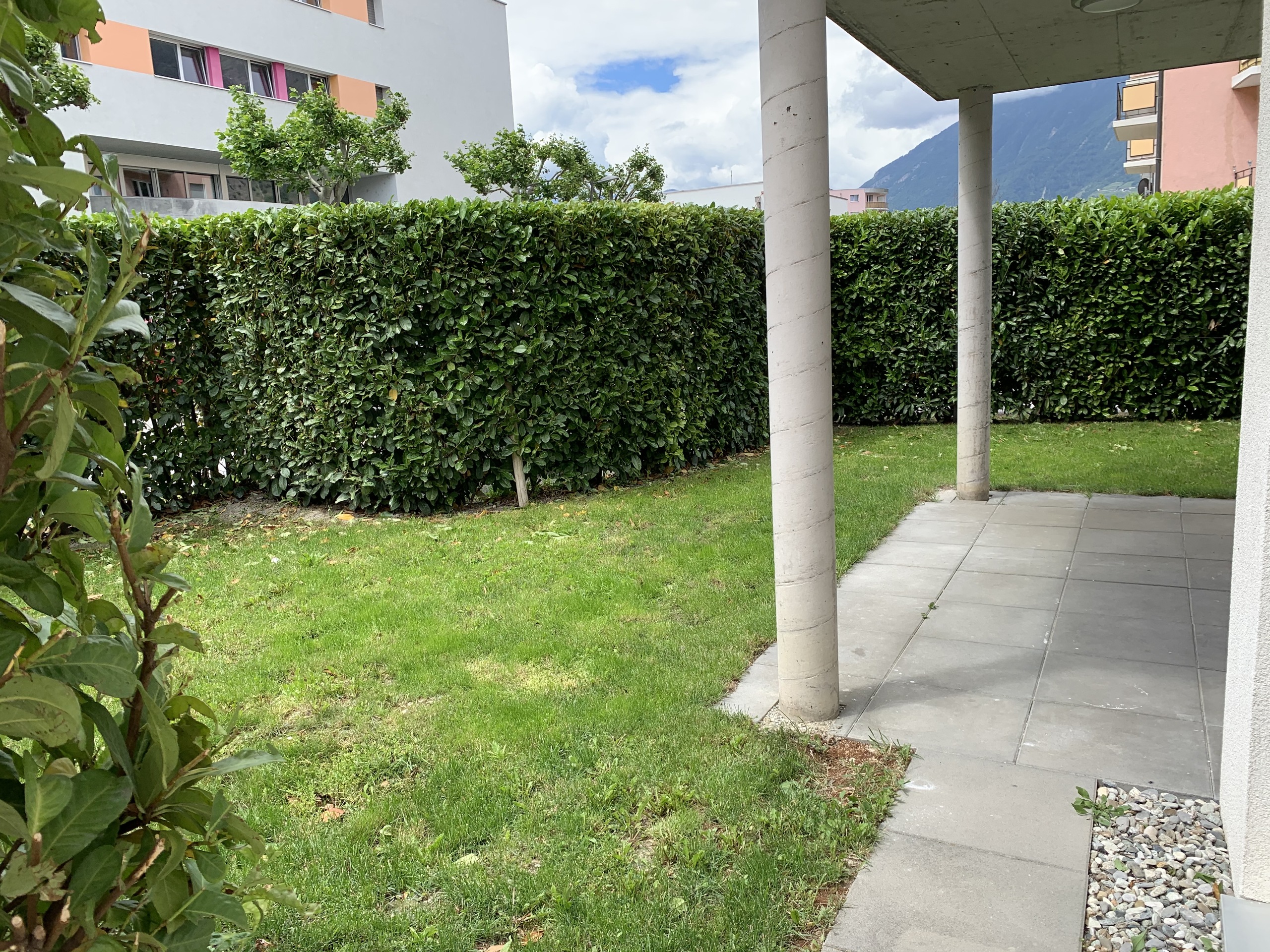 Garten mit Terrasse und Bergblick