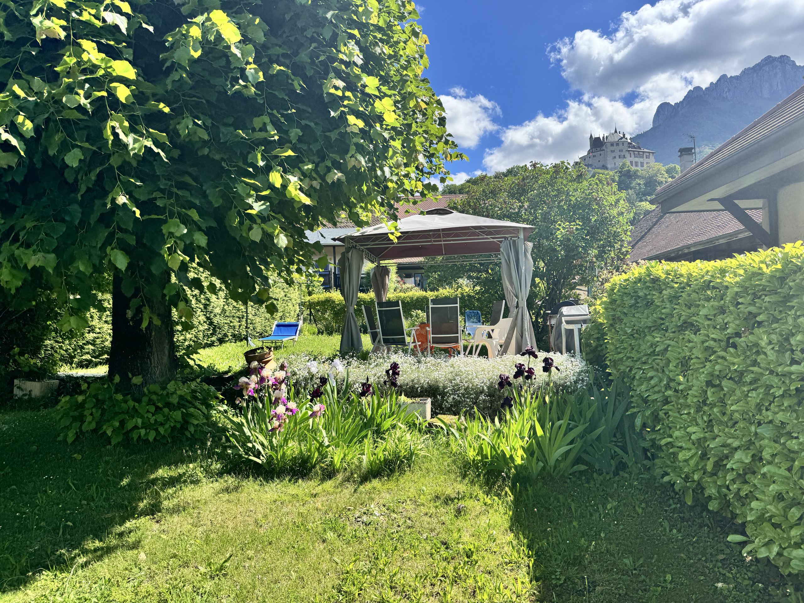 Gepflegter Garten mit Pavillon und Bergblick