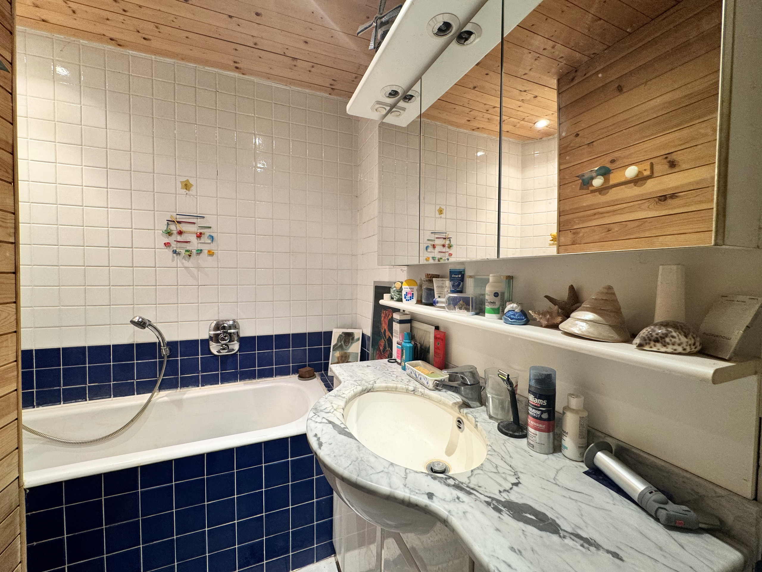 Badezimmer mit Badewanne und Waschbecken