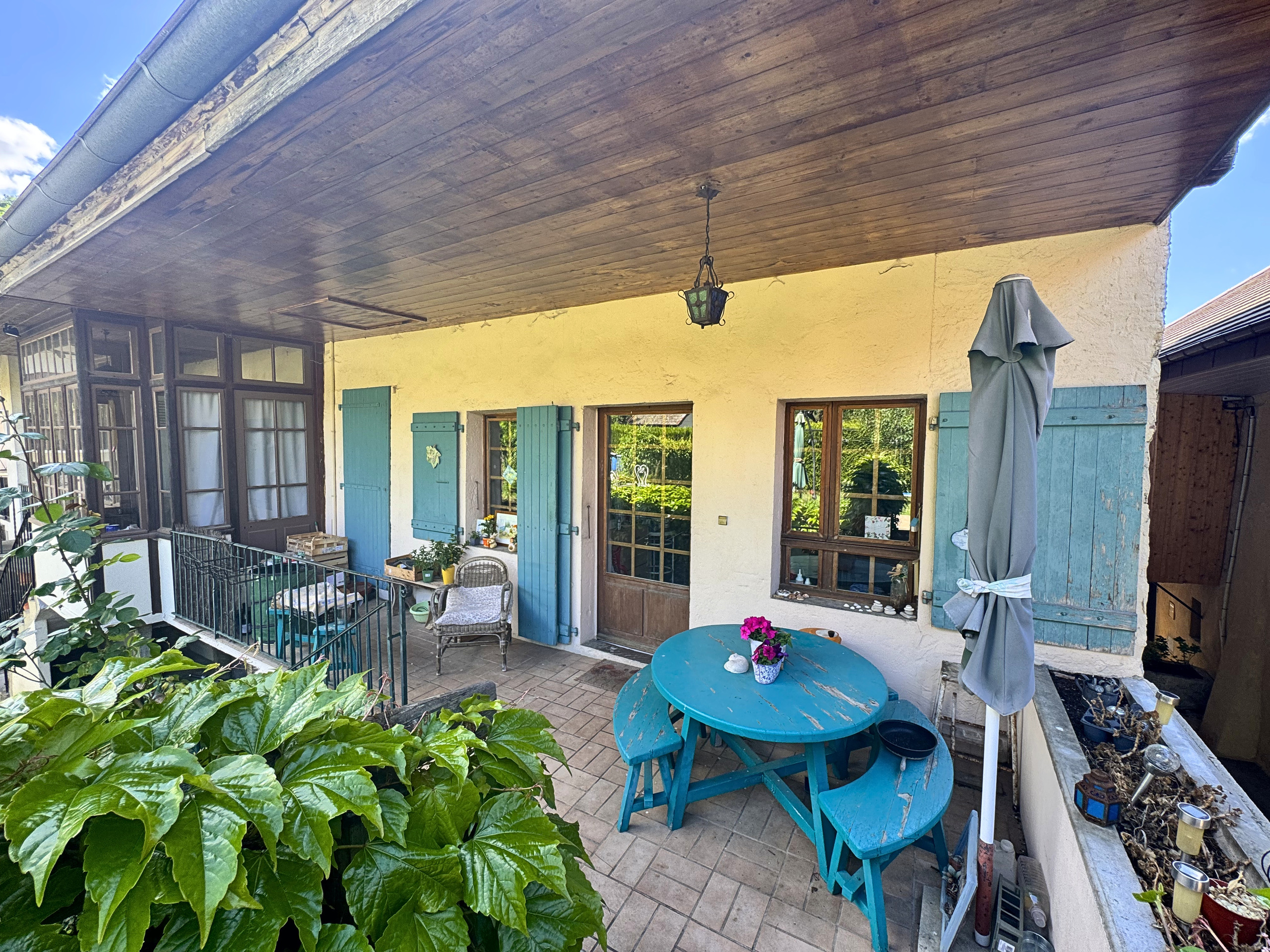 Überdachte Terrasse mit Sitzbereich