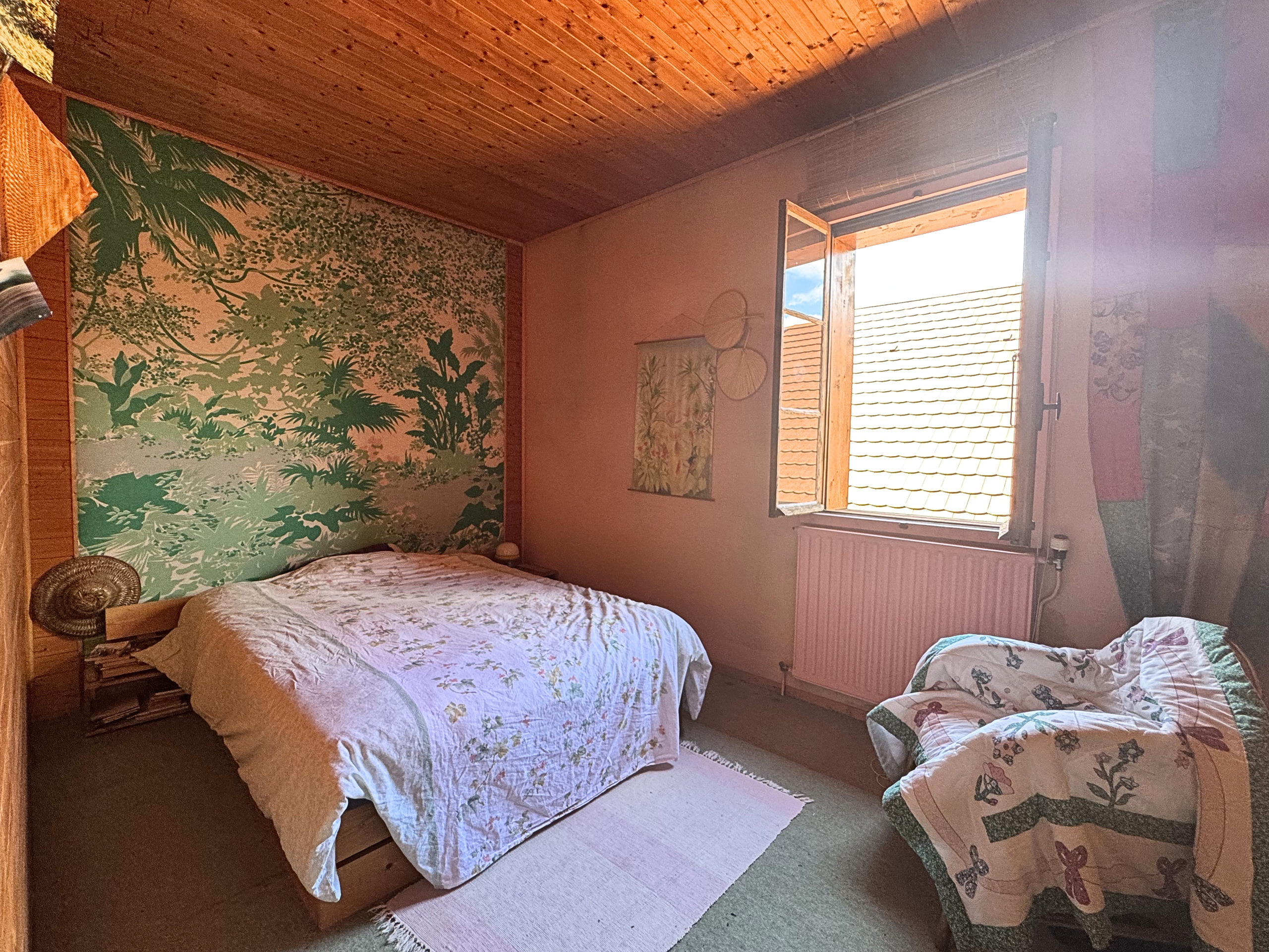 Gemütliches Schlafzimmer mit Holzdecke