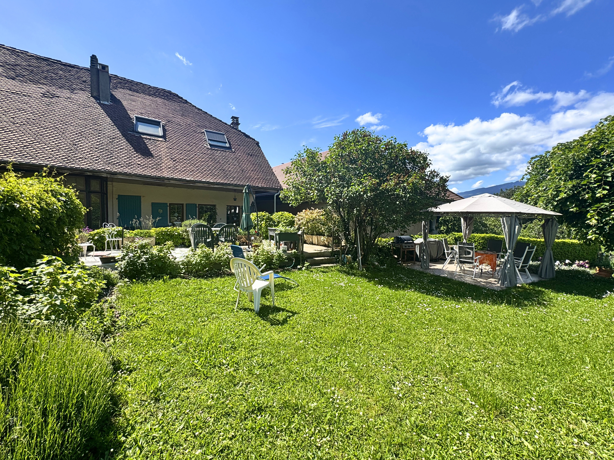 Großer Garten mit Terrasse und Hausansicht