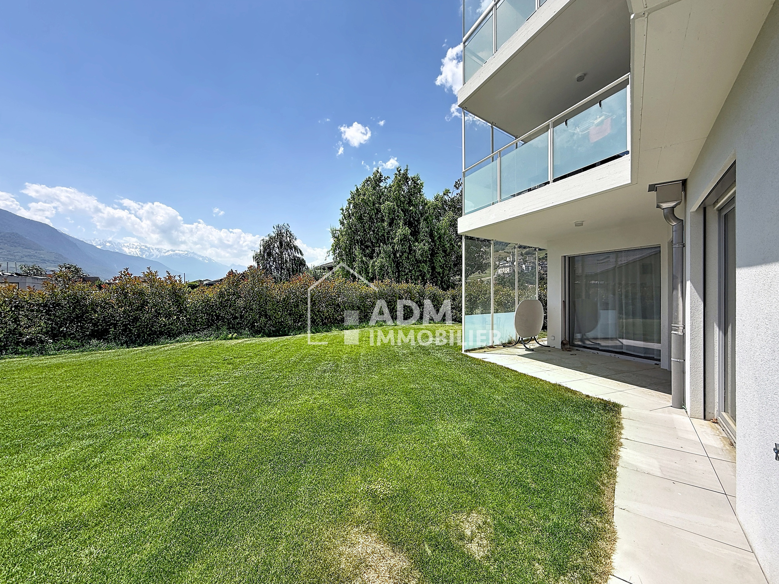 Moderner Garten mit Alpenblick