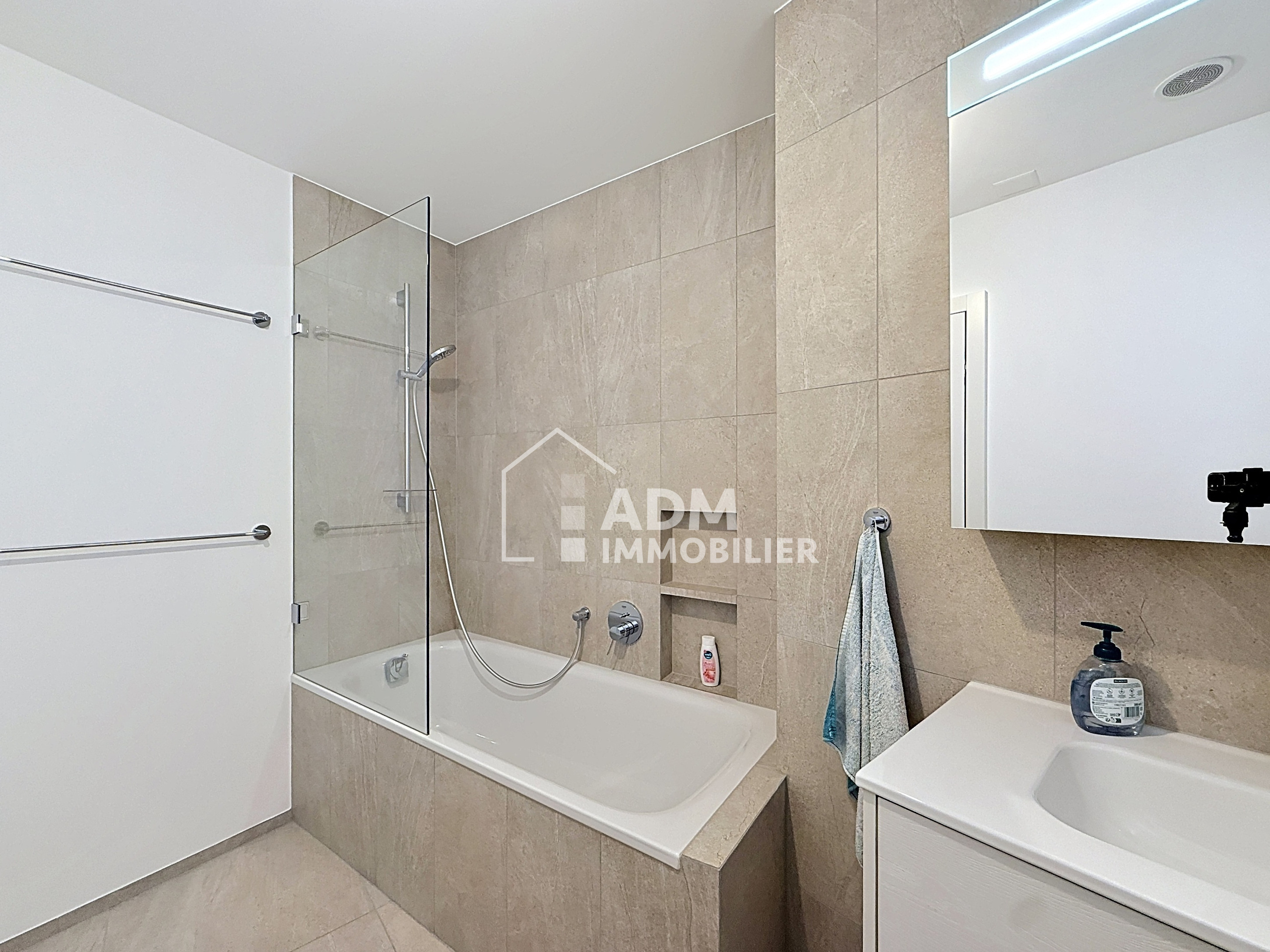 Modernes Badezimmer mit Badewanne und Doppelwaschtisch