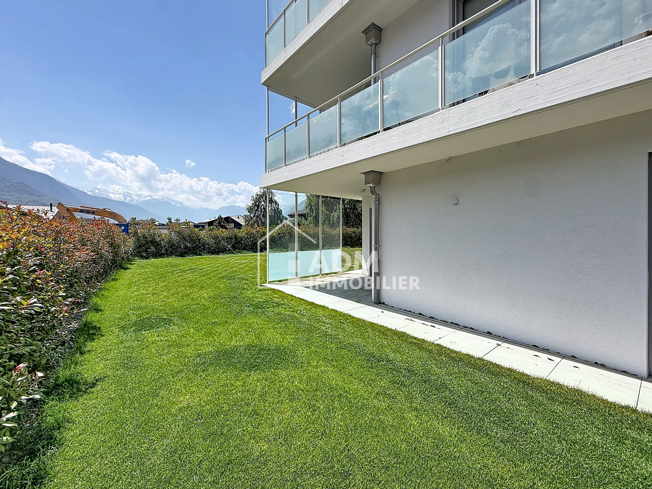 Moderne Außenansicht mit Garten und Bergblick