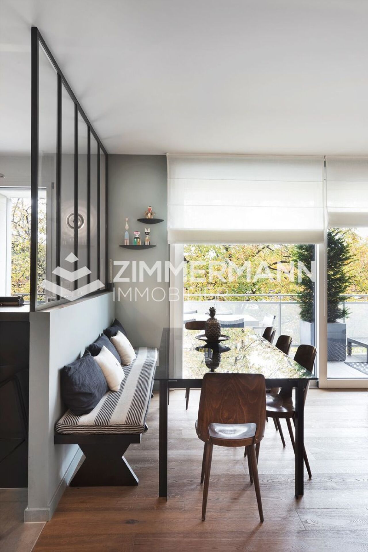 Essbereich mit Sitznische und Terrassenausblick