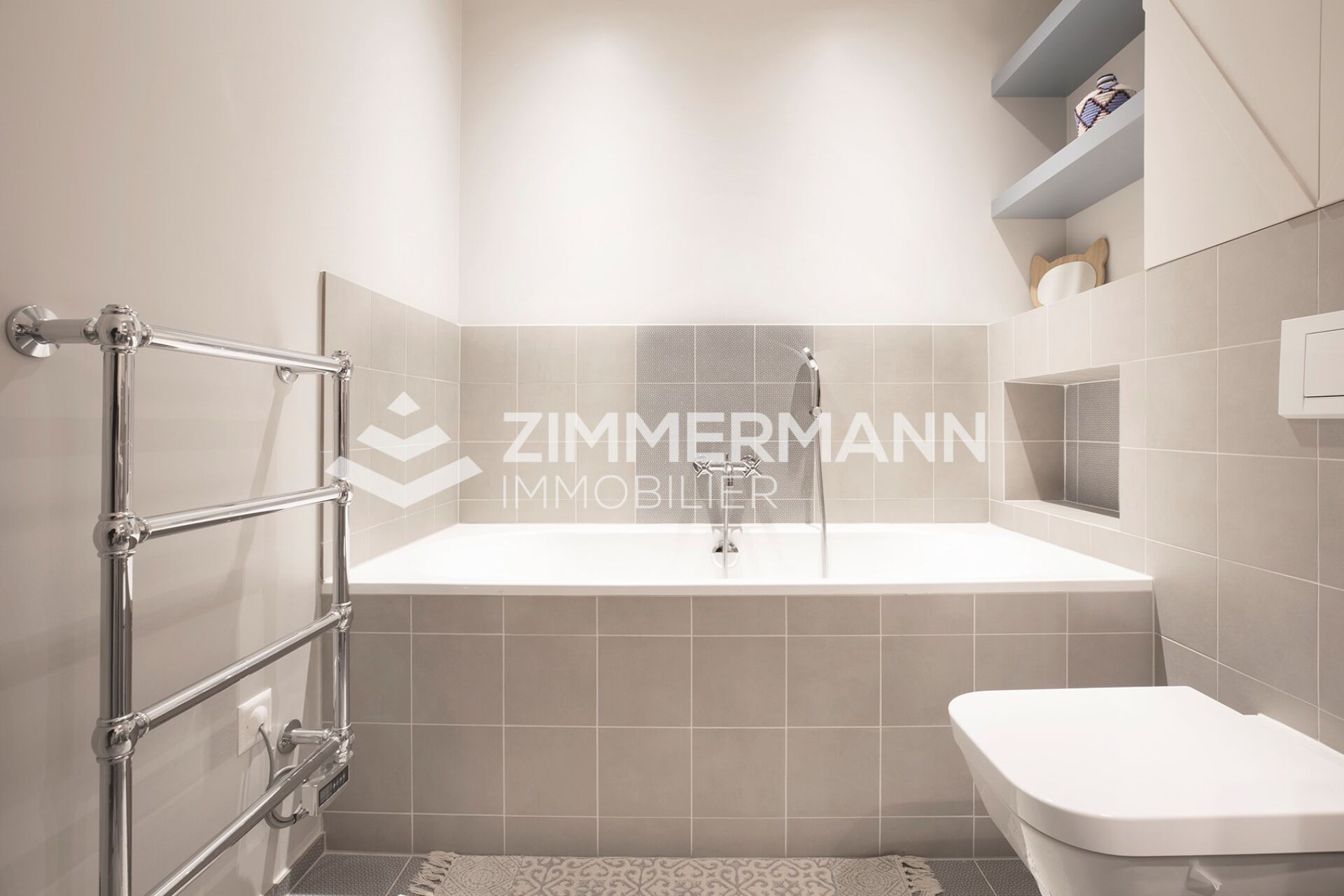 Modernes Badezimmer mit Badewanne und WC