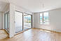 Heller leerer Wohnraum mit großen Fensterflächen