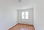 Leerer heller Raum mit Fenster