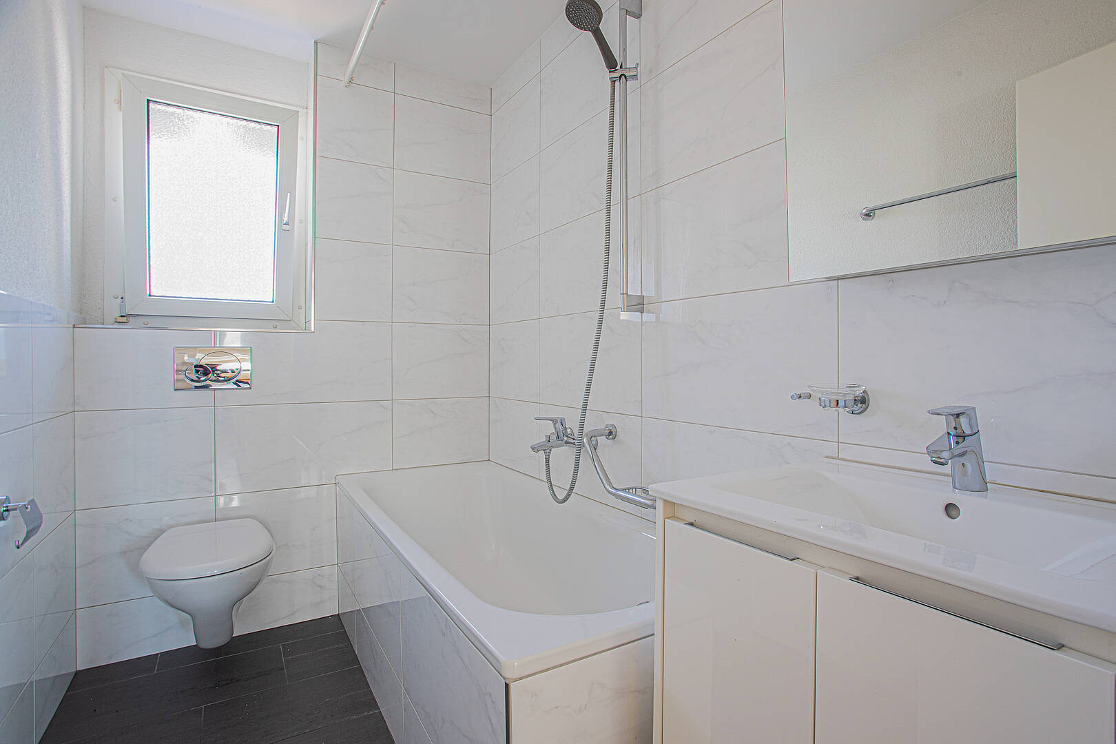 Modernes Badezimmer mit Badewanne und WC
