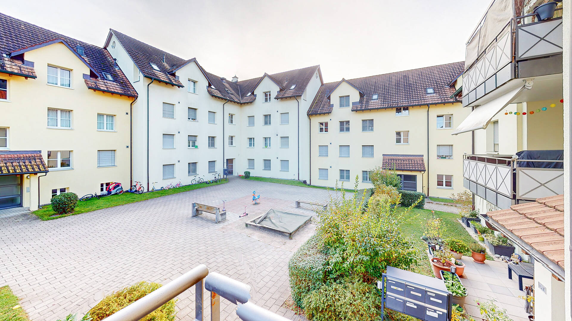 Innenhof eines Mehrfamilienhauses mit Balkonen