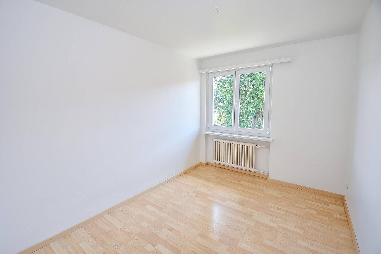 Heller leerer Raum mit Fenster und Heizkörper