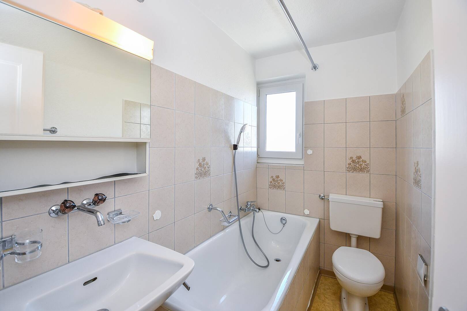 Kleines Badezimmer mit Badewanne und WC