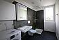 Modernes Badezimmer mit Fenster