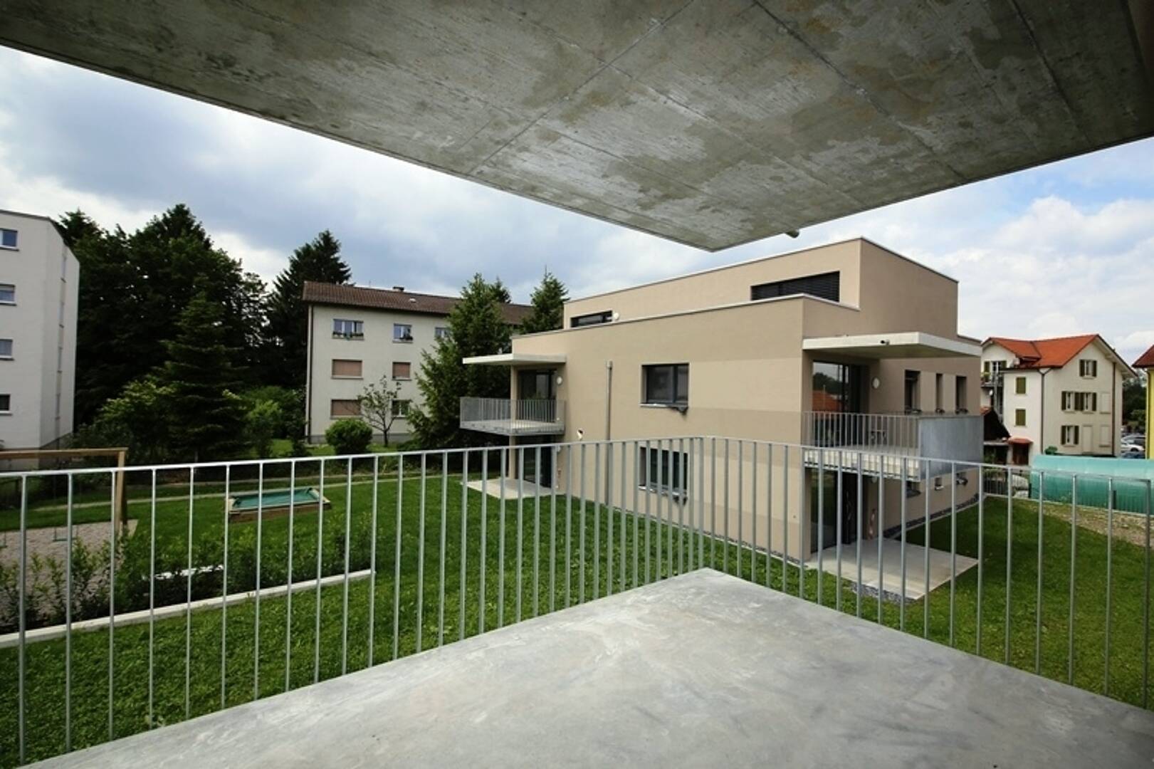 Balkon mit Blick auf Wohnanlage