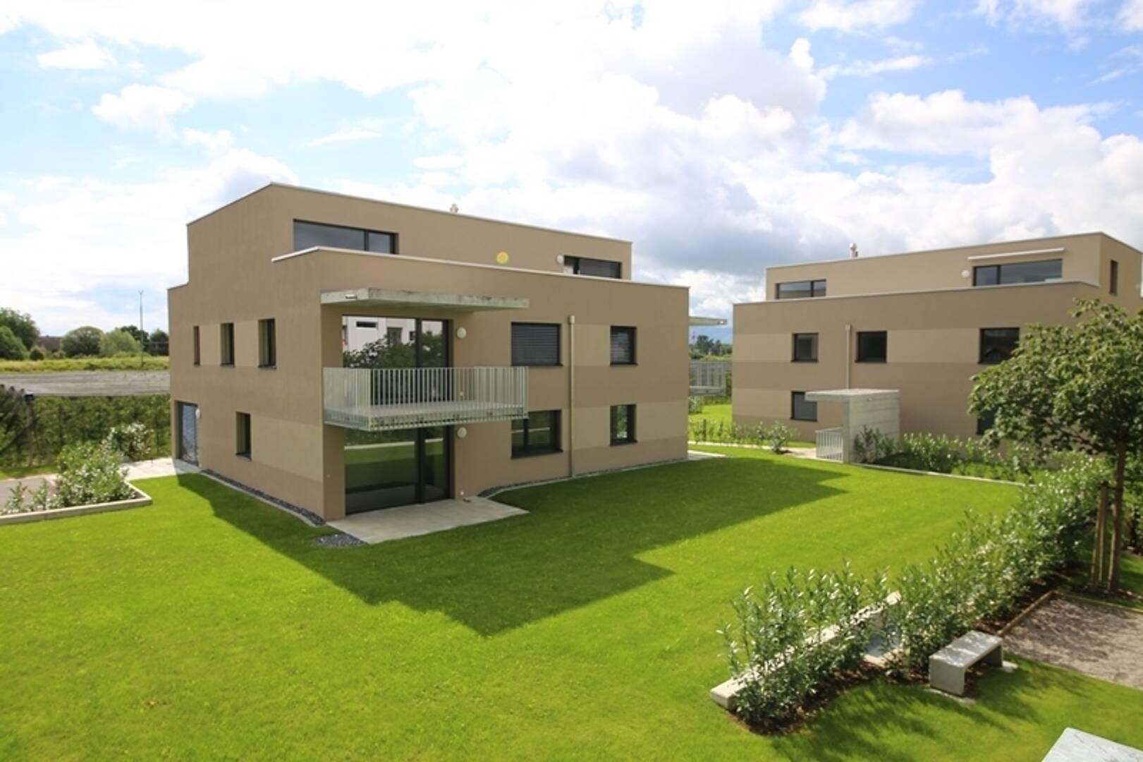 Moderne Wohnanlage mit begrüntem Innenhof
