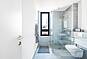 Modernes Badezimmer mit bodengleicher Dusche