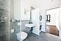 Modernes Badezimmer mit bodengleicher Dusche