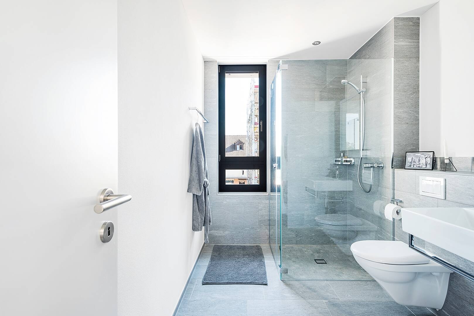 Modernes Badezimmer mit Dusche und WC