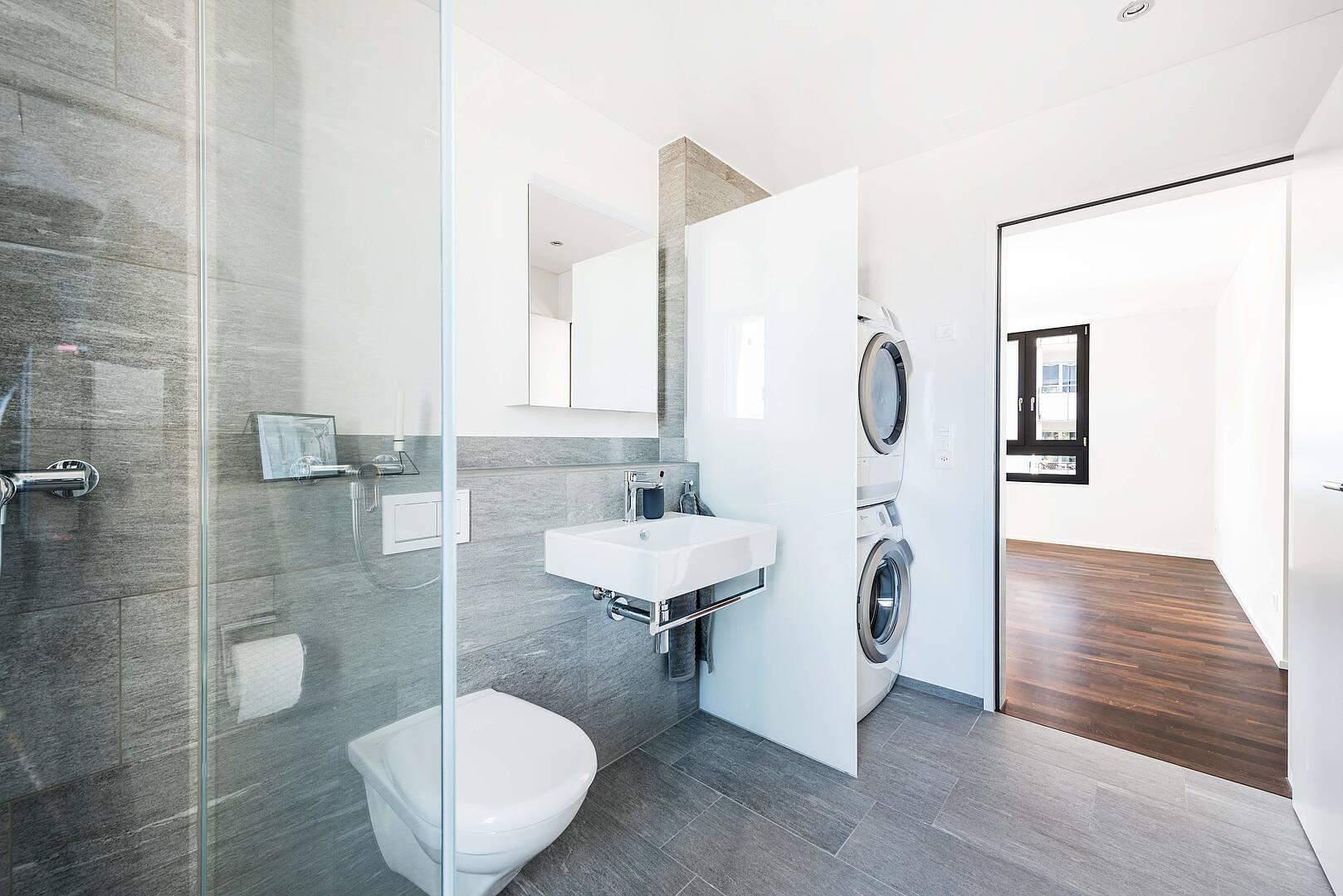 Modernes Badezimmer mit Waschmaschinenbereich