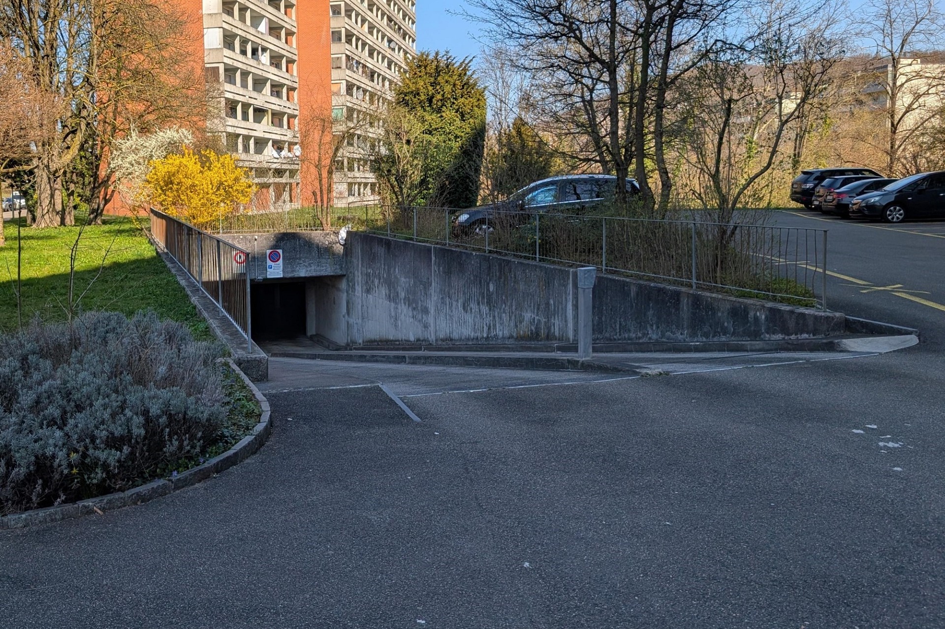 Außenansicht eines Wohngebäudes mit Tiefgarageneinfahrt