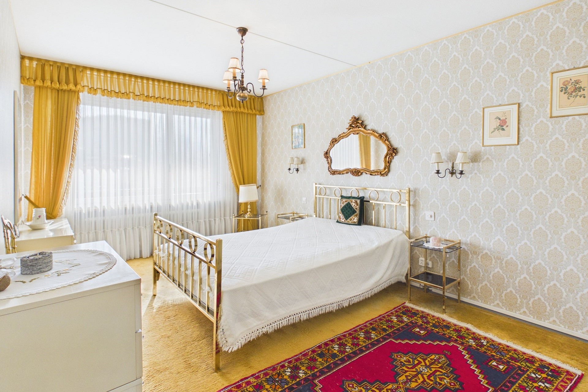 Klassisches Schlafzimmer mit goldenen Akzenten