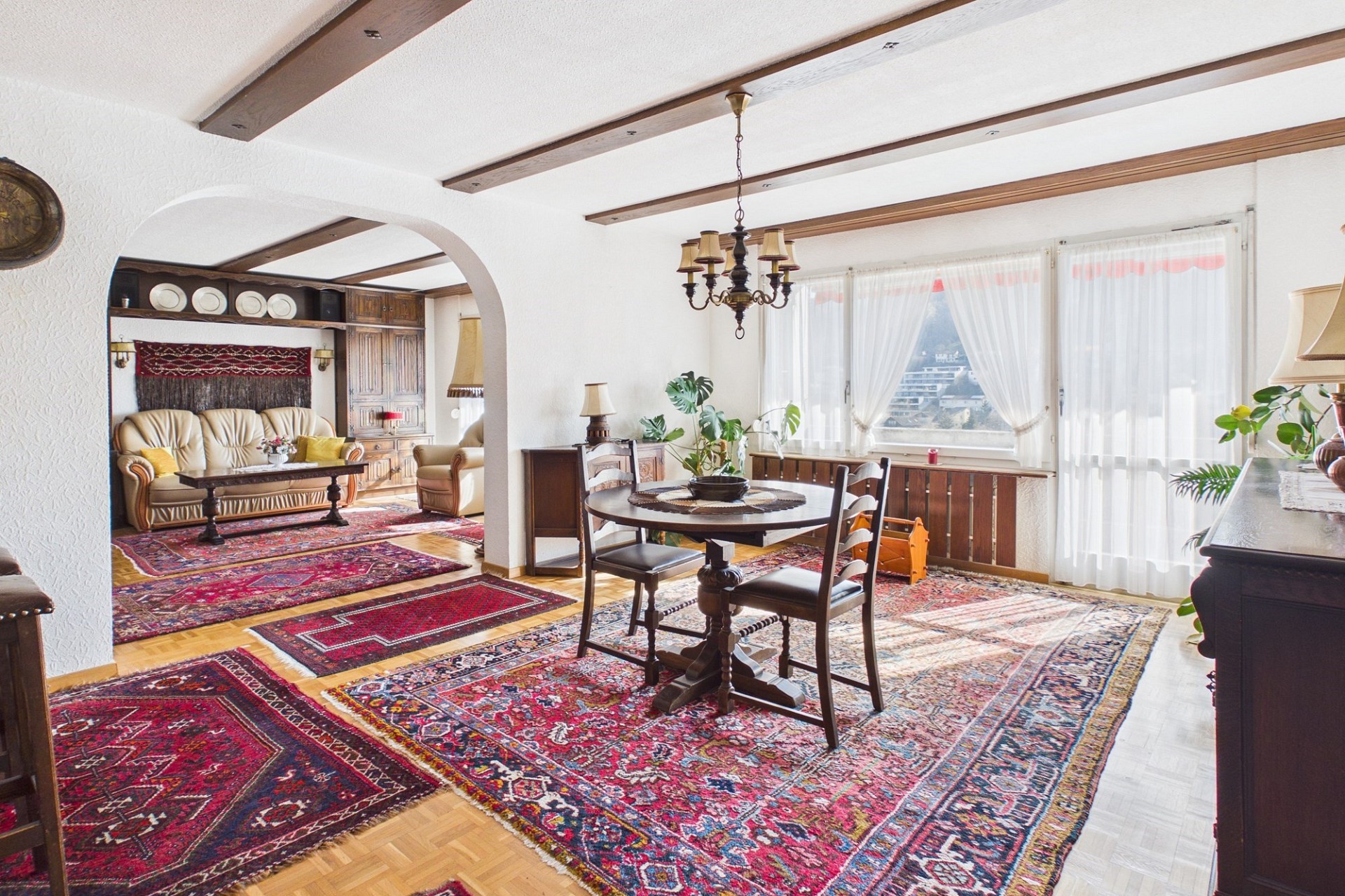 Wohn- und Esszimmer mit traditioneller Einrichtung