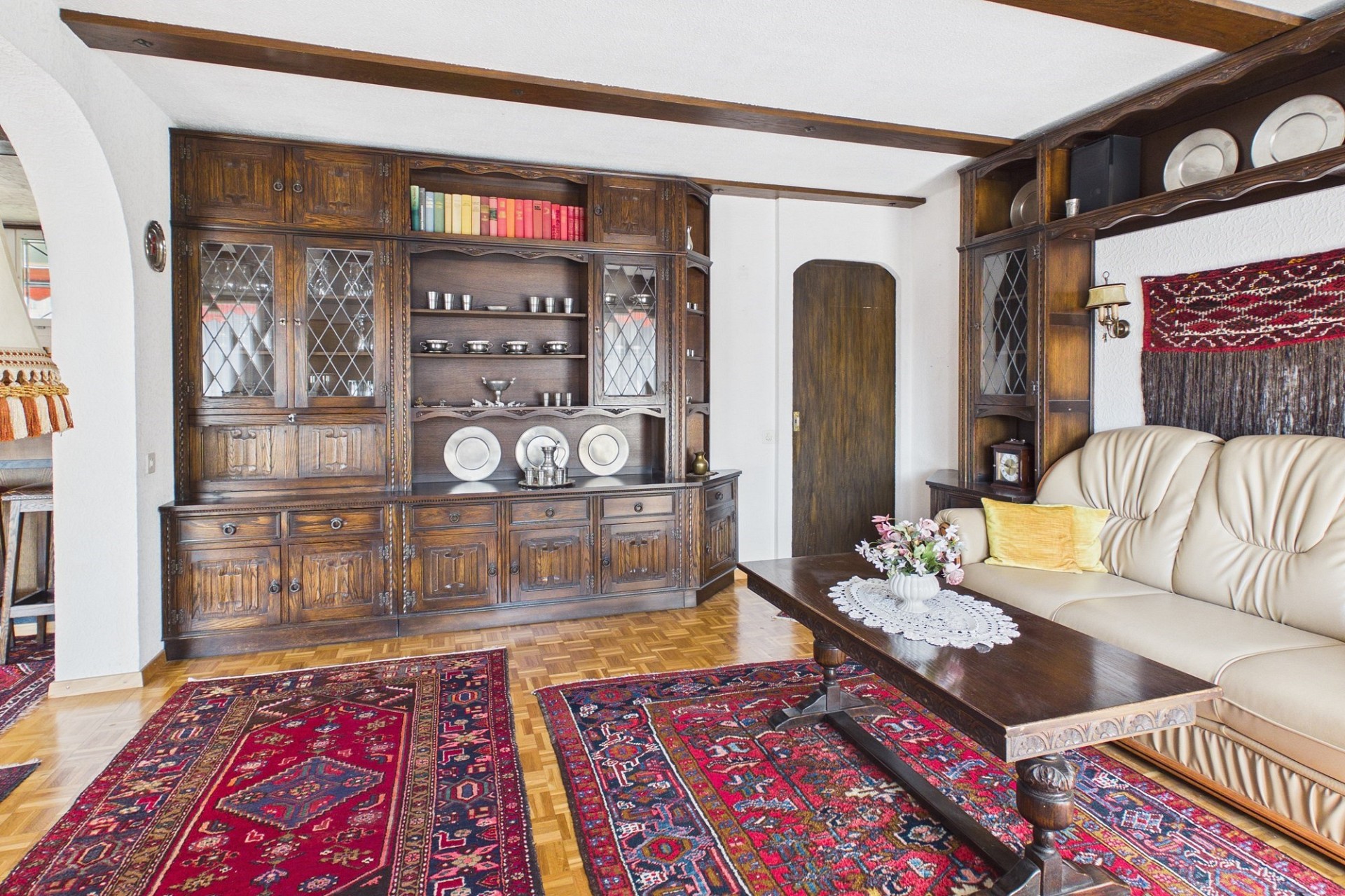 Traditionelles Wohnzimmer mit Holzvitrine